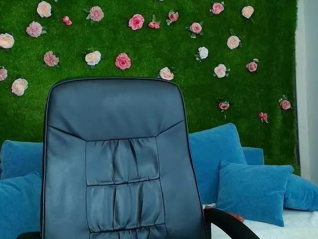 HugeTittiess on BongaCams