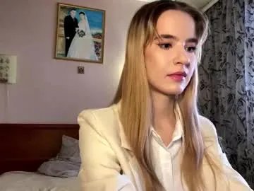 flaviabissel — GOAL: show my legs [39 tokens remaining] Welcome to my room! #18 #blonde #cute #shy #new