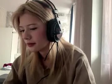 rochellehouis — GOAL: dance and twirl [25 tokens remaining] Welcome to my room! #shy #new #18 #cute #nonude