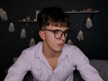 travis_wolf_ on Chaturbate