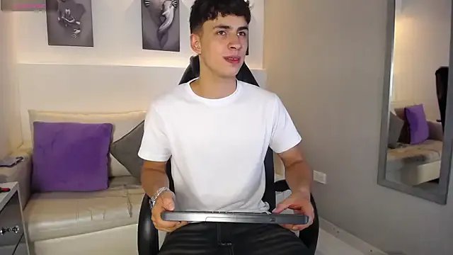 AdrianRinaldi on StripChat