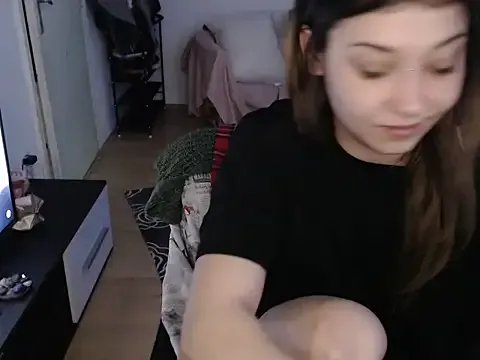 AlienforTwenty on StripChat