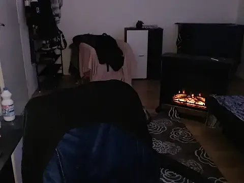 AlienforTwenty on StripChat