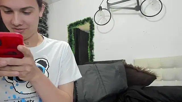 Almaazz on StripChat