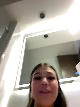 Alyshanon18 on StripChat