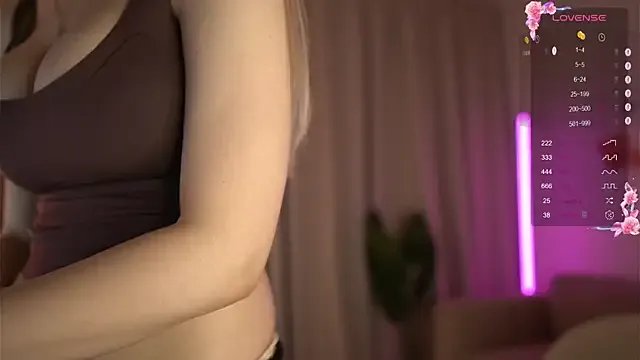 avroramey on StripChat