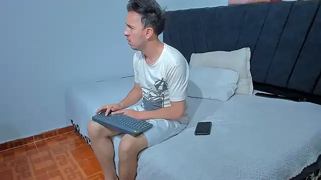 big-dicktop23 on StripChat