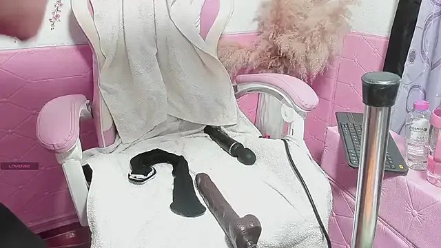 blondeb201 on StripChat