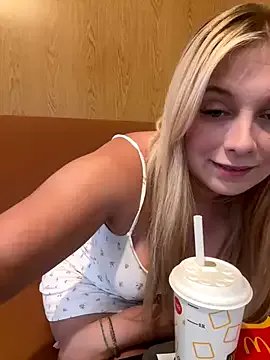 CherryAuroraa on StripChat