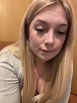 CherryAuroraa on StripChat