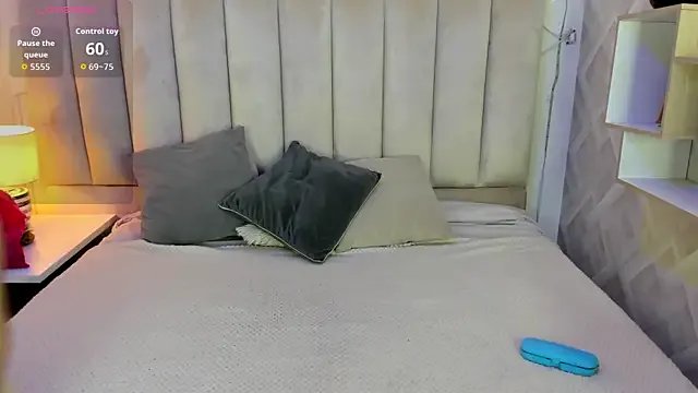 Clhoe_Johnson on StripChat