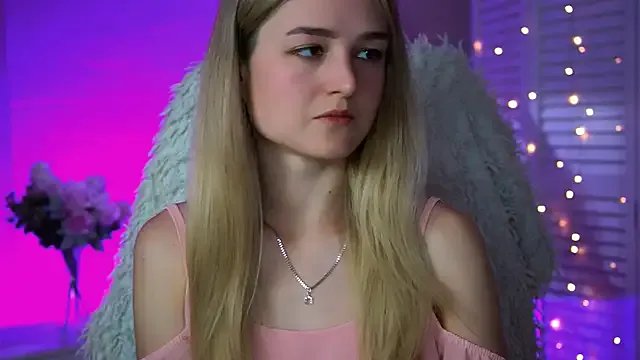 DeboraLarson on StripChat