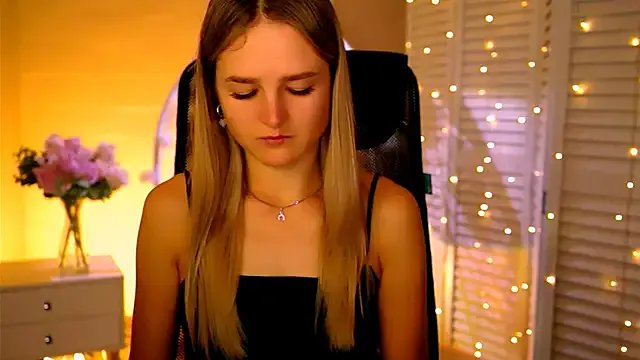 DeboraLarson on StripChat