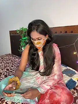 Desiqueen2 on StripChat