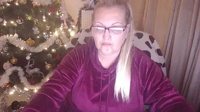 Divineblond on StripChat