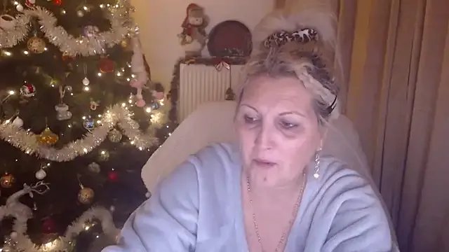 Divineblond on StripChat