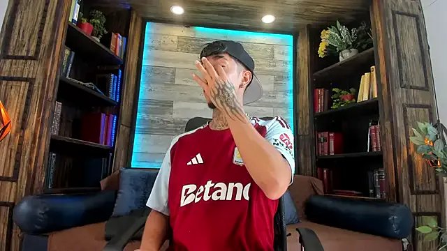 Donovan_Desmond on StripChat