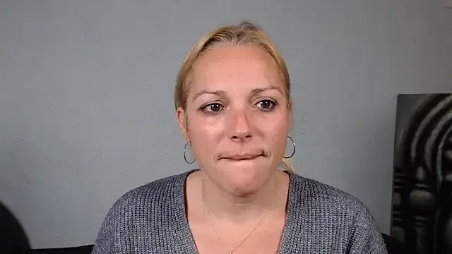 Doucelouve9 on StripChat