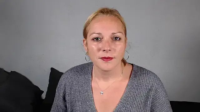 Doucelouve9 on StripChat