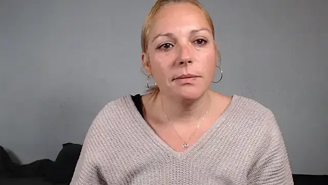 Doucelouve9 on StripChat