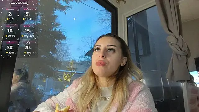 Ella_Vee on StripChat