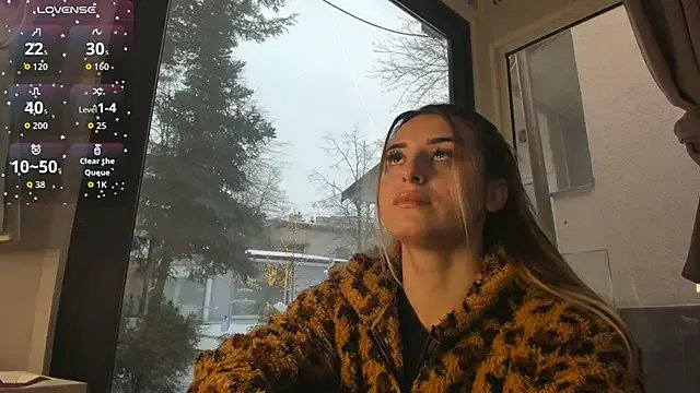 Ella_Vee on StripChat