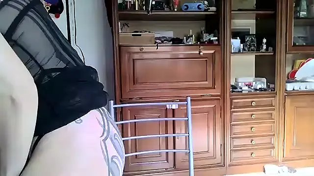 Emily_Posh — BIG SQUIRT E PLUG ANAL