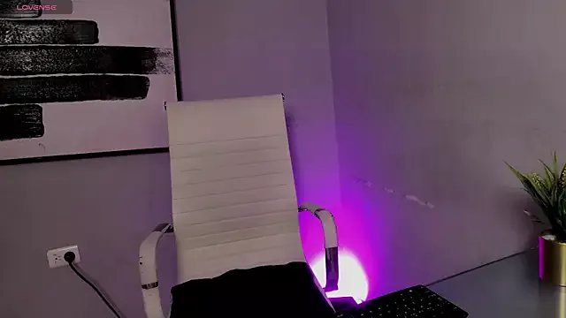 Emma_bloom__ on StripChat