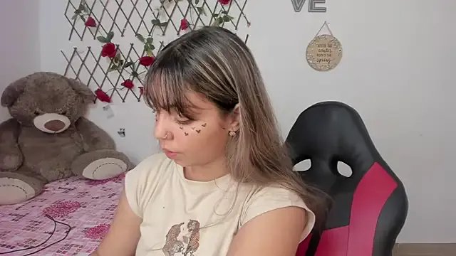 emma_grays2 on StripChat