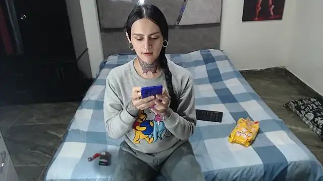 emma_onassis_17 on StripChat