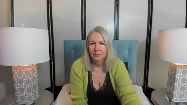 EricaTop — Watch a sexy blonde show you her body