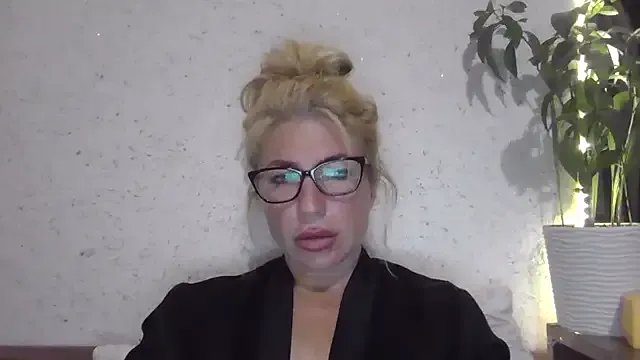 fox_red_lady7 on StripChat