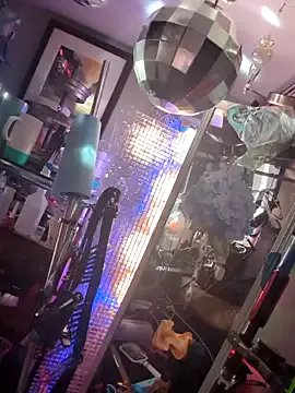 gurlnips on StripChat