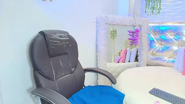 jhade_fox on StripChat