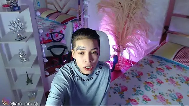 Jonesliam23 — Liam oil on tits and rich blowjob