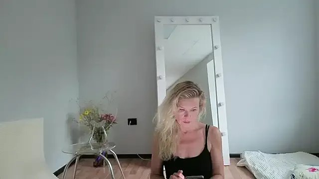 Julia_Giulia on StripChat