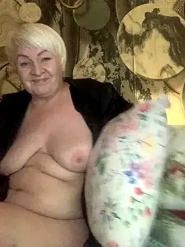 Laura_Millf on StripChat