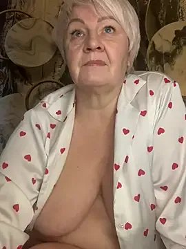 Laura_Millf on StripChat