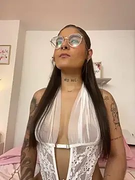 LauraRaider on StripChat