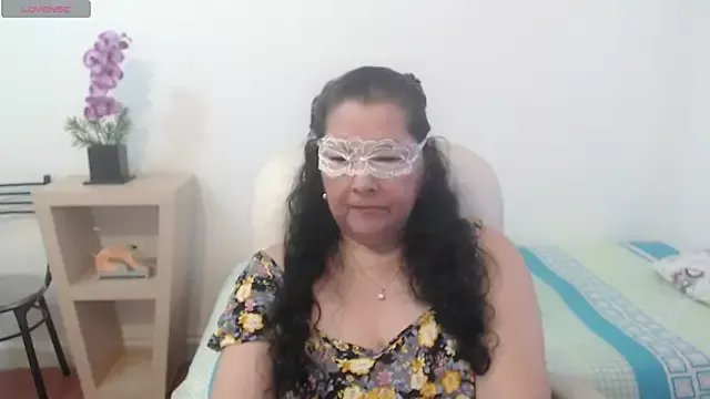 leonela_69 on StripChat