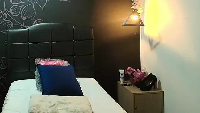 LiaMonroee_ on StripChat