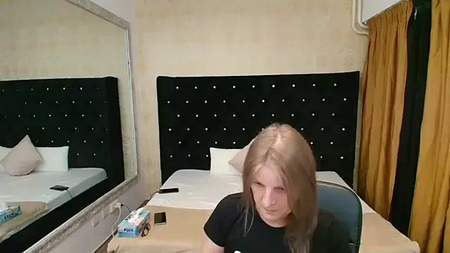 Lilly_hott on StripChat