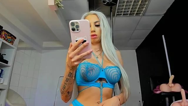 LisaAkira on StripChat