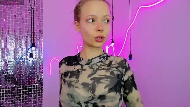 lucy_loy on StripChat