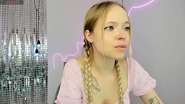 lucy_loy on StripChat