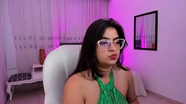 Luna_Jonnes1 on StripChat