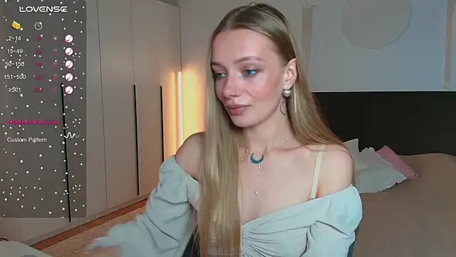 LunaticaBae on StripChat