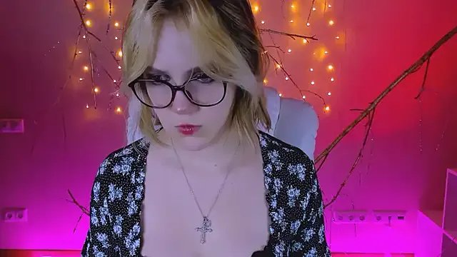 madeline_doll — tip to see feet ;)