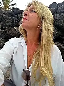 Melody73 on StripChat