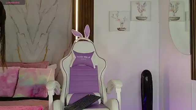 mia_099 on StripChat